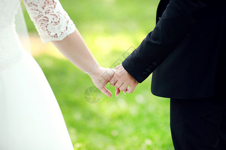 穿着白色礼服的新娘和身穿西装的新郎后视镜 将双手举起在户外男人幸福婚纱丈夫婚姻女性庆典裙子订婚婚礼成人高清图片素材
