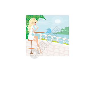 女孩喝夏季海边度假胜地的咖啡店设计图片
