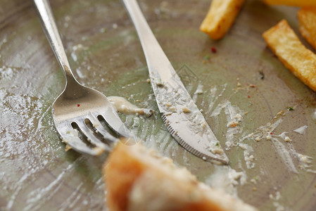餐桌上吃完饭后空盘子刀具厨房午餐概念图片素材
