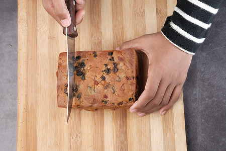 切碎板上的面包水果蛋糕片甜食食物甜点蛋糕传统奶油糕点浆果派对背景图片