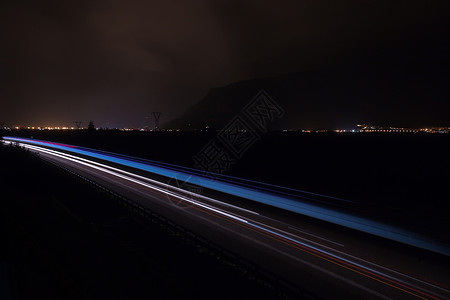 汽车贸易意大利Autestrada 22号汽车上的Bolzano灯光小路 南蒂罗尔高速公路上的红色白和蓝亮小路背景
