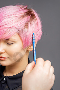 发型师检查女人的粉色发型女孩客户服务工作室头发美容师商业顾客女士梳子沙龙高清图片素材