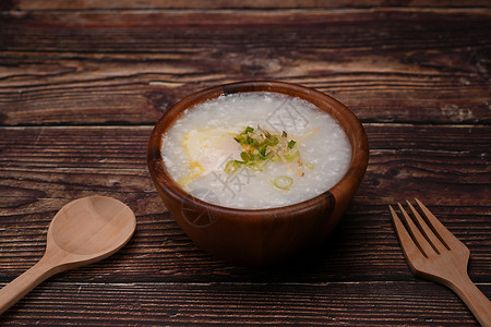 营养大米粥加软煮鸡蛋和木碗洋葱 作为早餐或轻餐;背景图片