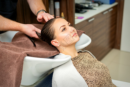 发型师用毛巾擦头发顾客职业服务客户程序女性洗发水理发理发师发型工作室高清图片素材