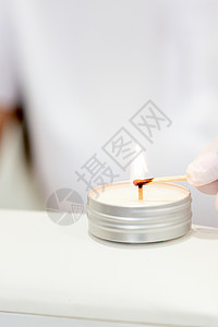 美甲师傅在点蜡烛抛光火焰治疗卫生手指表皮专家女士灯光疗法背景图片