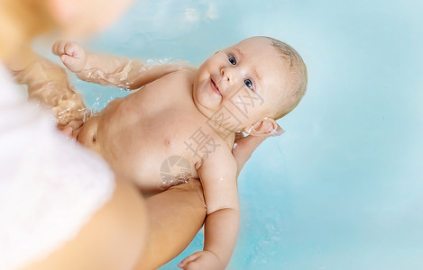 在浴室洗完澡的婴儿 有选择地集中注意力快乐孩子头发卫生童年浴缸母亲洗澡妈妈女孩乐趣高清图片素材