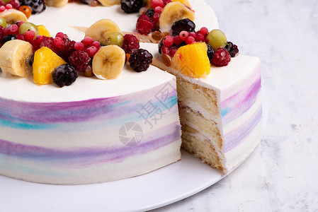 白盘上水果蛋糕的顶端景色甜点浆果桌子盘子早餐小吃白色背景图片