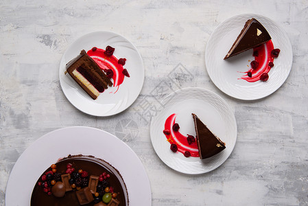最美味的巧克力蛋糕 配上盘子上的浆果酱背景图片