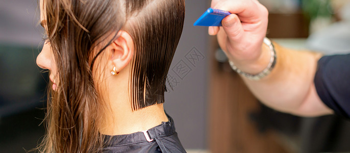 理发师理发女青年发治疗沙龙顾客发型造型师发型师女孩头发造型梳子湿的高清图片素材