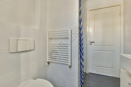 厕所和下水道的厕所浴室卫生间白色反射毛巾制品镜子脸盆家庭卫生背景图片
