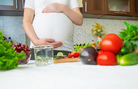 孕妇吃蔬菜和水果 有选择性地集中注意力婴儿女士横幅怀孕营养饮食成人女性厨房母性胃高清图片素材