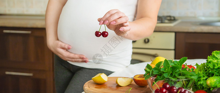 孕妇吃蔬菜和水果 有选择性地集中注意力饮食女孩女性横幅婴儿怀孕成人沙拉母亲父母产前高清图片素材