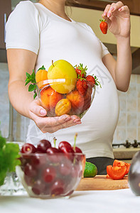 孕妇吃蔬菜和水果 有选择性地集中注意力沙拉女士怀孕母亲饮食女孩女性肚子横幅父母健康高清图片素材