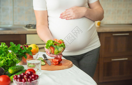 孕妇吃蔬菜和水果 有选择性地集中注意力横幅成人母性腹部饮食肚子素食主义者女性婴儿营养苹果高清图片素材