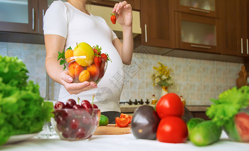 孕妇吃蔬菜和水果 有选择性地集中注意力饮食沙拉女性腹部女士厨房素食主义者怀孕成人肚子父母高清图片素材