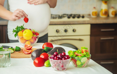 孕妇吃蔬菜和水果 有选择性地集中注意力成人怀孕营养女士女性婴儿横幅腹部沙拉母亲美丽的高清图片素材