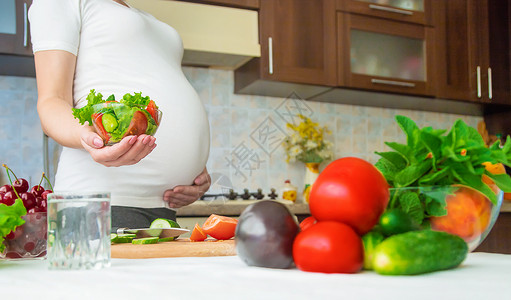 孕妇吃蔬菜和水果 有选择性地集中注意力腹部横幅母亲女士婴儿母性肚子成人饮食营养素食主义者高清图片素材