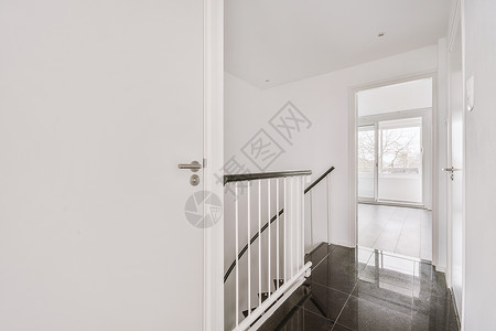 带楼梯的狭窄浅走廊财产极简住宿大堂白色出口金属公寓住宅主义者背景图片