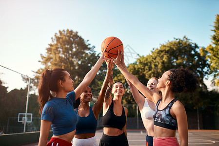 女孩们 我们来拍吧 在白天玩游戏之前 一群运动女运动员一起打篮球的片子被割下来了快乐的高清图片素材