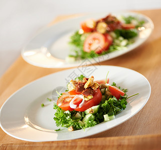 嗯嗯营养餐 美味的沙拉 在白色盘子上安排背景