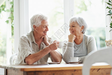 你白发毛笔字你煮的咖啡是最好的 一对年长夫妇一起喝杯茶背景