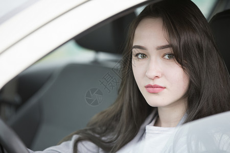 年轻女孩在车里 美丽的女士开车门高清图片素材