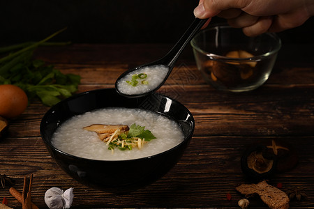 营养大米粥 配有蘑菇 切姜 小菜炒瓜和早餐或轻饭的软煮蛋背景图片