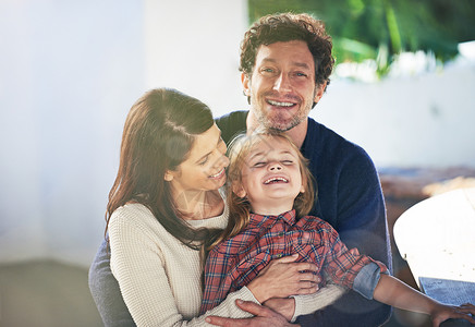 每个家庭都是美丽的 但我们的家庭是我最喜欢的 一个幸福的三口之家的画像 他们一起放松时微笑着背景图片