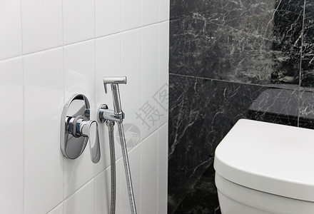 浴室墙背景白色和黑色的厕所室内阁楼风格设计图案管道洗手间座圈陶瓷合金设备清洁度卫生间龙头建筑学背景