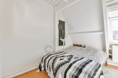 带窗户的轻型曼萨墙卧室公寓地毯建筑学白色床罩房间房子阁楼住房日光背景图片