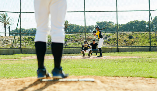 我们开始吧 拍到一个英俊的年轻棒球运动员 准备在球场比赛中打球的剪裁镜头夏天高清图片素材