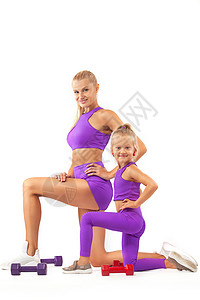 运动体操哑铃母亲训练师和做健身或瑜伽锻炼的女婴 白种哑铃女孩运动员乐趣体操童年活动训练孩子地面杂技背景