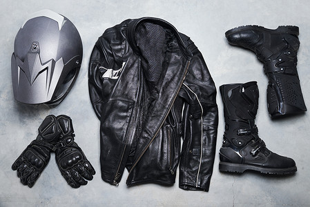 摩托车手套骑手的生活方式 在灰色背景下用高角度拍摄摩托车齿轮背景