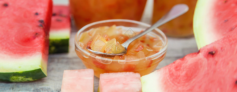 瓜果冻罐子里有西瓜皮果酱 有选择性的焦点玻璃覆盆子水果明胶储备薄荷木头食物收成季节背景