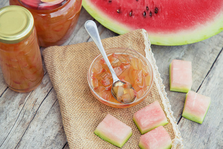 水果果酱罐子里有西瓜皮果酱 有选择性的焦点季节西瓜美食营养桌子薄荷饮食木头勺子养护背景