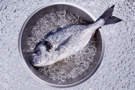 冰面上新鲜的海鲜海鲜淡水蔬菜柠檬海洋食物冰镇钓鱼餐厅桌子营养地中海高清图片素材