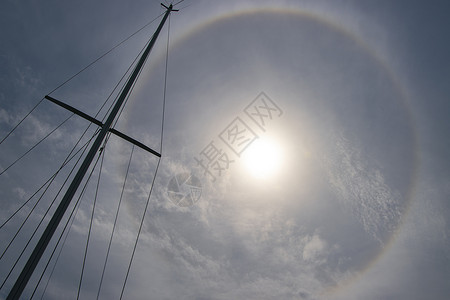 用帆船的旗杆和绳子 构筑的太阳光环天气高清图片素材