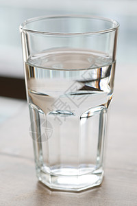 水桌子桌边的水杯 紧贴在桌子上背景