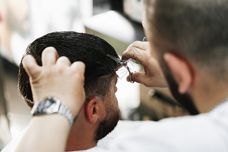 男客户理发店理发师理发生活男人服务美容师工具职业男性护理沙龙店铺梳子高清图片素材