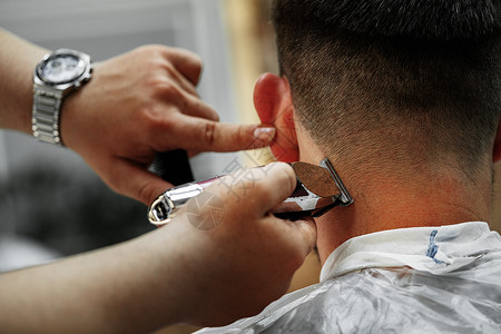理发师给在理发店坐在椅子上 长胡子的男人理发潮人商业顾客店铺头发服务造型师职业发型男性工具高清图片素材