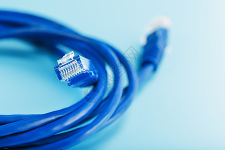 Ethernet两台电缆连接器 断线索紧闭 以蓝背景隔离 空闲空间技术网络金属蓝色互联网宽带服务器路由器绳索插头金属丝高清图片素材