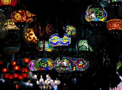 伊斯坦布尔灯笼摩洛哥照明 摩洛哥灯 摩洛哥风格 独一无二 摩洛哥灯笼和灯 土耳其灯笼和灯笼 在大巴扎出售的灯玻璃脚凳市场旅游工艺背景图片