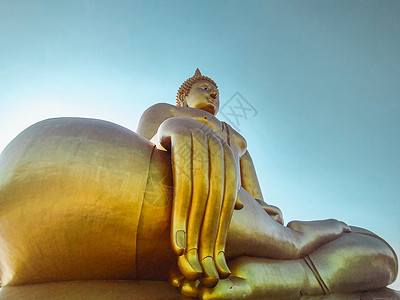 礼佛在泰国特写大佛像与蓝天的手 最具特色的标志性金佛像背景
