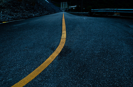 有黄线曲线的柏油路 黑色和黄色柏油路 道路曲线 道路背景 角度 高速公路 材料 有黄线的弯曲的路背景图片