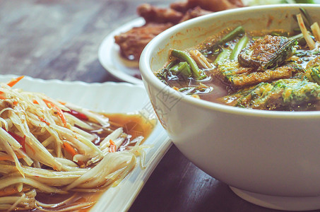 斯汤顿泰国最好的菜 泰式食物 与蔬菜食用奥米利特的酸咖喱 和绿木薯沙拉小吃或松汤一起服务美食热带面条沙拉盘子木瓜午餐营养餐厅柠檬背景
