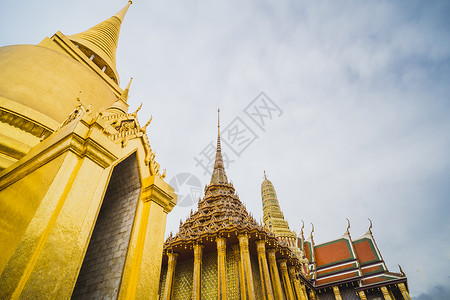翡翠佛寺的黄金图帕 泰国曼谷地标佛塔宗教蓝色建筑学金子仪式建筑雕像吸引力背景图片