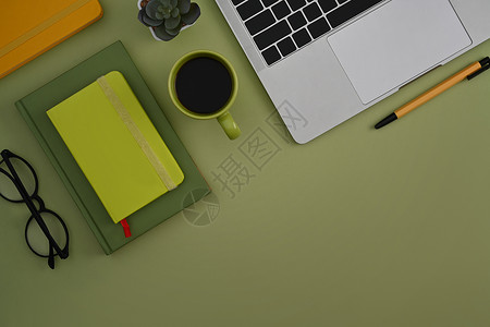 平面电脑笔记本 笔记本 咖啡杯和绿色背景的眼镜背景图片
