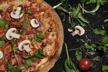 最美味的风景 开胃的意大利经典传统比萨饼 有奶酪 橄榄 巴西尔和黑黑桌上新鲜蔬菜烹饪美食脆皮午餐小吃餐厅横幅木板食物桌子背景图片
