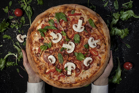 最美味的风景 开胃的意大利经典传统比萨饼 有奶酪 橄榄 巴西尔和黑黑桌上新鲜蔬菜脆皮午餐木板美食披萨小吃横幅食物乡村烹饪背景图片