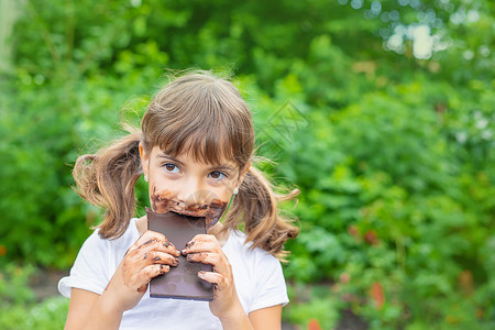 孩子吃巧克力棒 有选择的专注幸福食物可可男生酒吧青年女孩糖果乐趣女性横幅高清图片素材